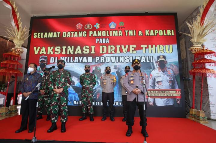 Kapolri dan Panglima TNI Meninjau Vaksinasi Drive Thru di Bali